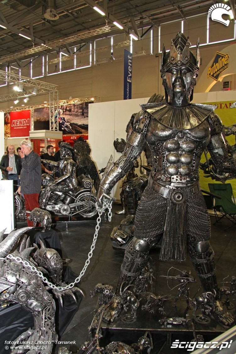 metalowe rzezby Osobliwosci na Intermot 2010