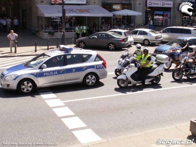 policja eskortuje motocyklistow protest przeciwko oplatom na autostradach