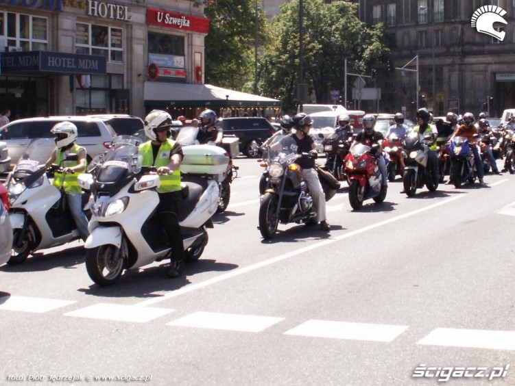 policja na skuterach protest przeciwko oplatom na autostradach