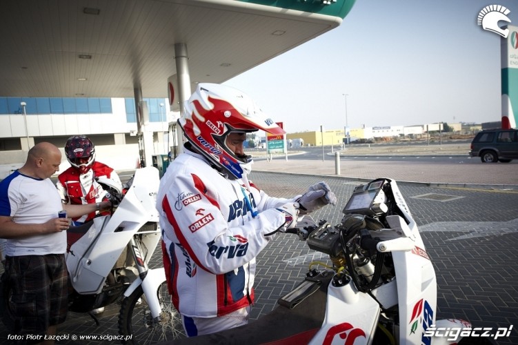 dabrowski stacja benzynowa Abu Dhabi Desert Challenge 2011
