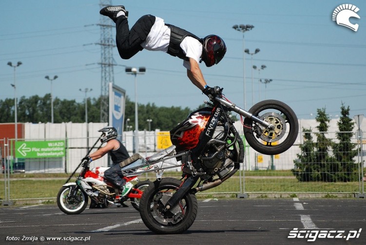 Korzen skok na motocyklu