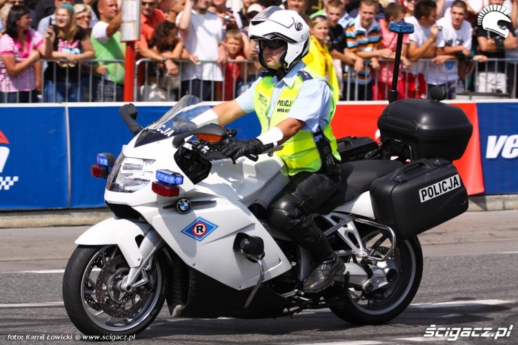 Policjant na motocyklu Wyscigi Uliczne Verva
