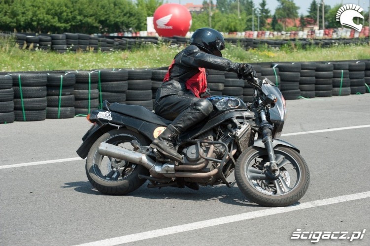 poobijany motocykl Honda Gymkhana Radom 2012