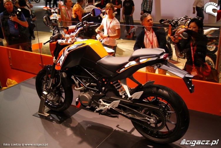 KTM Duke 125 2011 z lewej strony