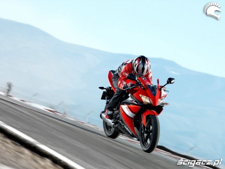 2009-YZF-R125-action-track