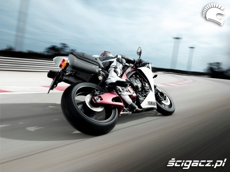 yamaha r1 na wirazu