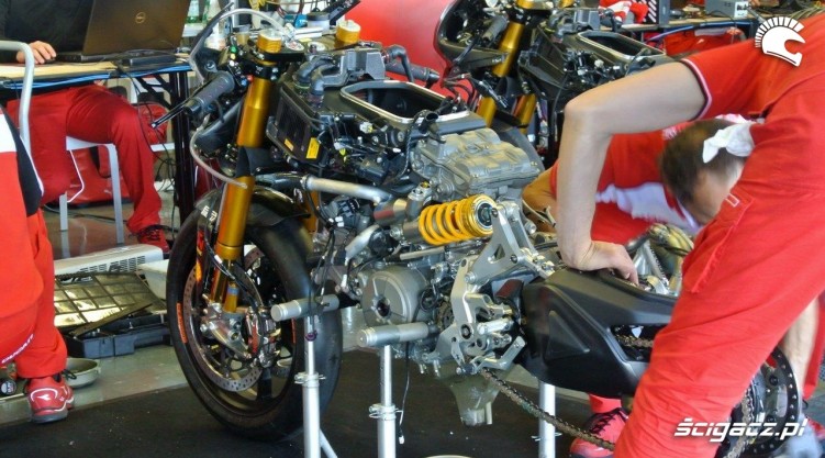 przy motocyklu Aruba Ducati Corse World Superbike Team
