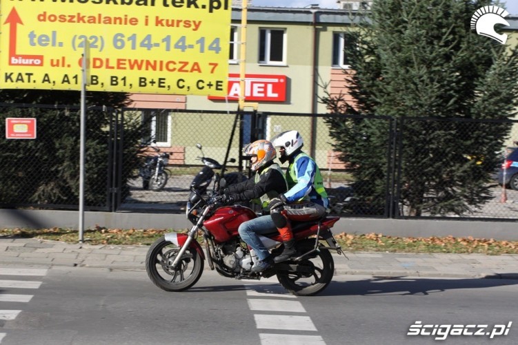 Szkolenie nowych motocyklistow trwa bez przerwy takze dzieki przychylnej pogodzie