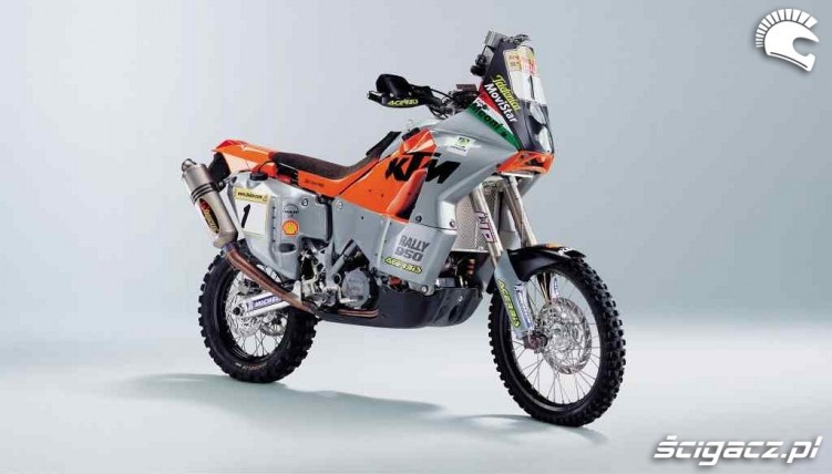 32 KTM LC8 950R na ktorym Meoni wygral Dakar 2002