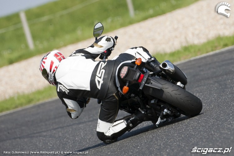 zakret na kolanie suzuki gsr750 2011 test motocykla 13