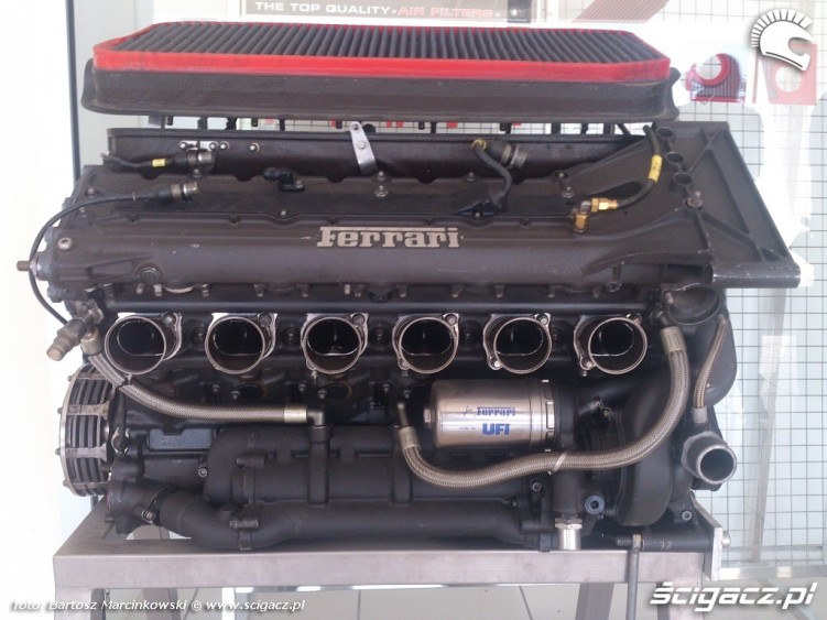 Silnik Ferrari z filtrem BMC