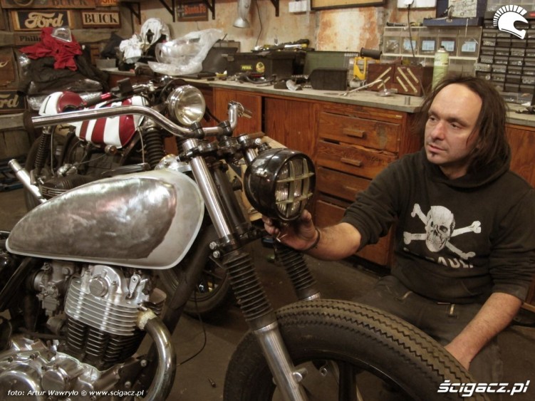 praca przy motocyklu 86gear warsztat