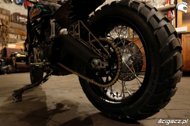 Wahacz z mocowaniem deskorolki Ducati Scrambler Custom Rumble