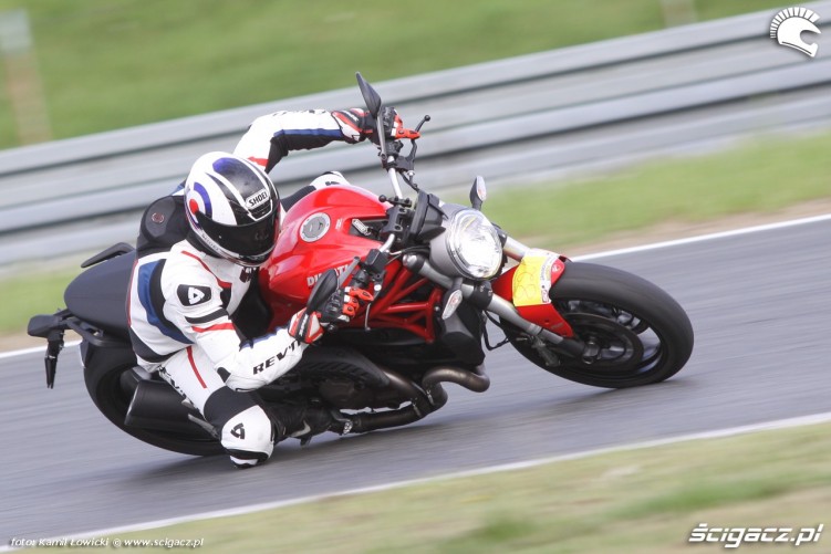 Ducati Monster 821 na torze