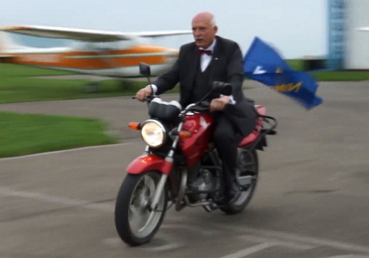 Korwin Mikke na motocyklu