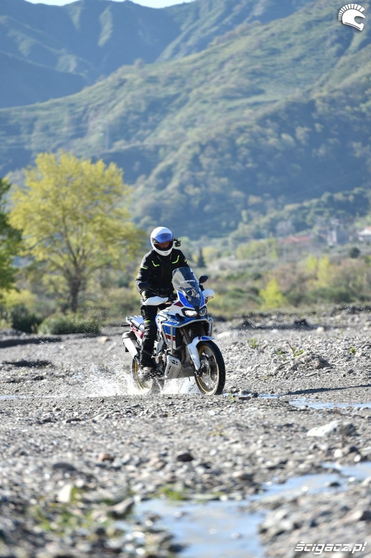 offroad na sycylii africa twin metzeler
