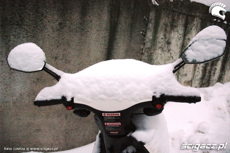 Skuter pod sniegiem
