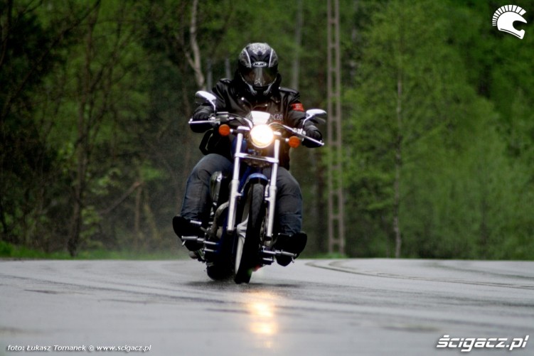VT1300CX jazda w deszczu