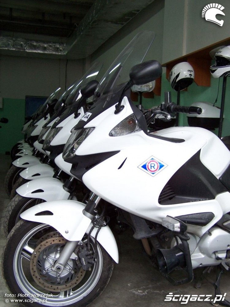 garaz policyjny motocykle