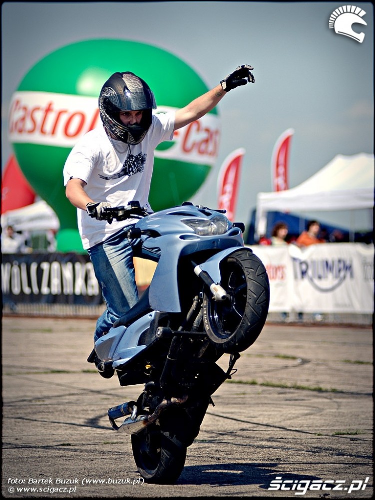 one hander wheelie