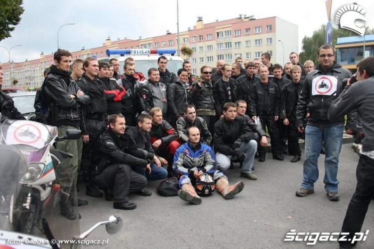 Zakaz wjazdu motocykli Rzeszow zdjecie protestujacych