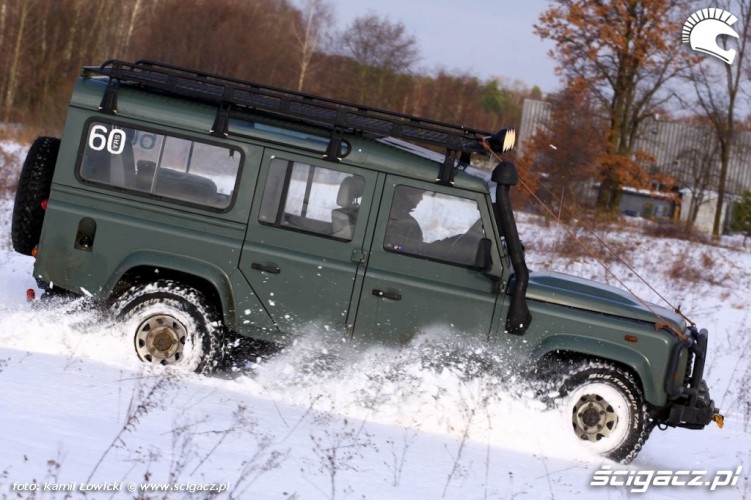 Jazda na oponach kolcowanych Land Rover w sniegu