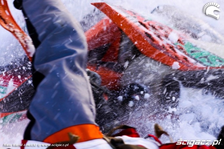 Jazda na oponach kolcowanych snieg KTM i ogien