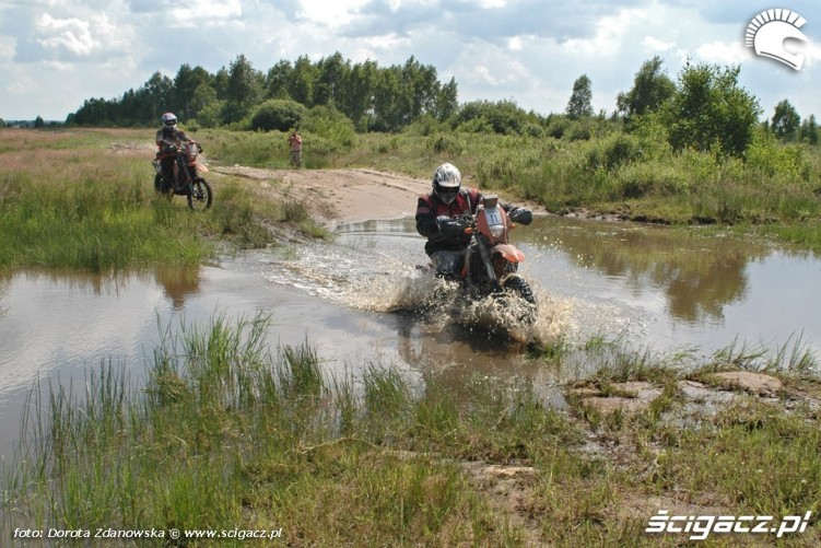 Drezno-Wroclaw 2009 motocyklisci pokonuja wode