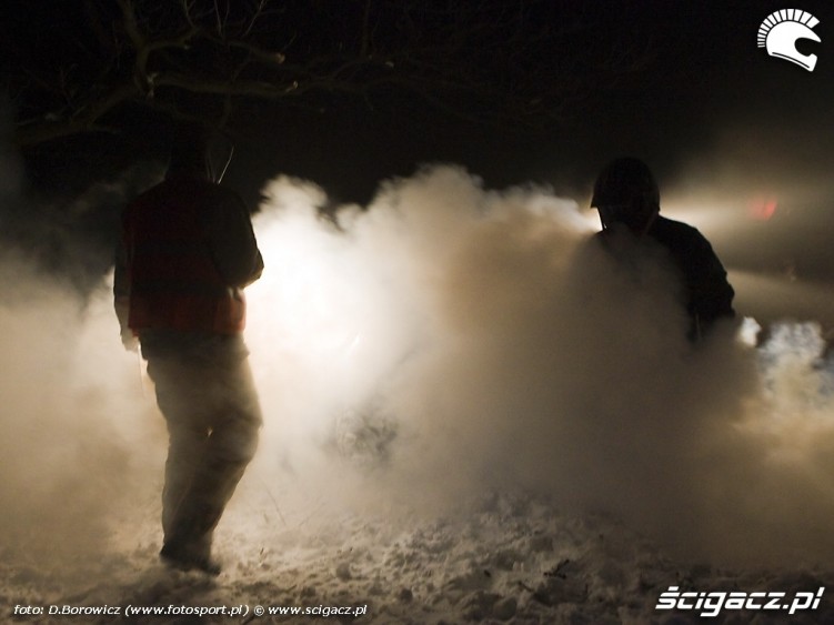 zawodnicy w dymie etap nocny mamry challenge 2009 b mg 0090