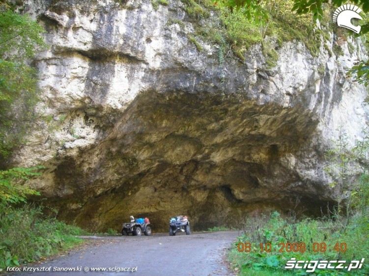 jaskina w gorach