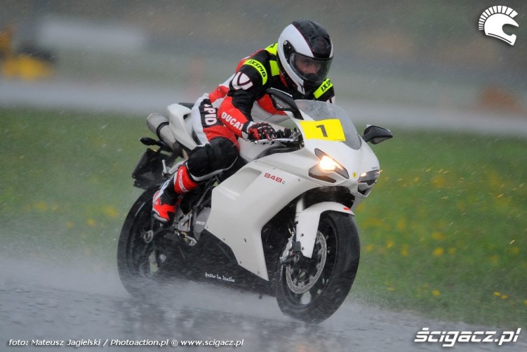 Ducati w deszczu