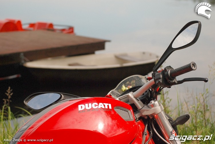 Ducati Monster nad jeziorkiem