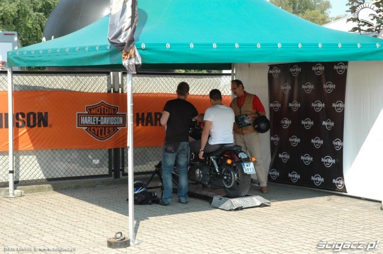 motocykl stacjonarny Harley on Tour 2014