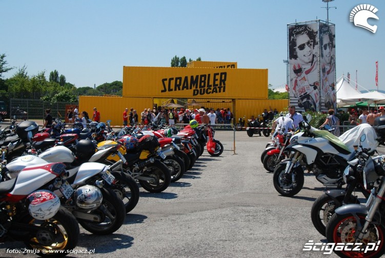 Droga do stoiska Ducati Scrambler