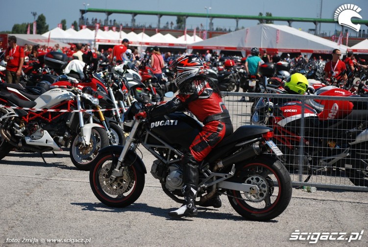 Dziewczyna na Ducati Monster