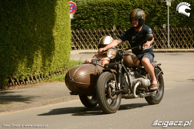 Zabytkowy motocykl z koszem