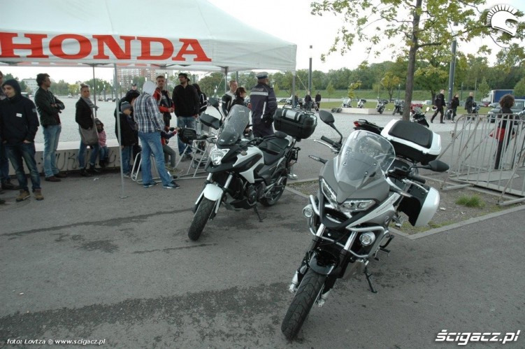 Motocykle Hondy Piknik motocyklowy na bloniach Narodowego