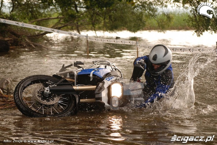 Motocykl w jeziorze gleba