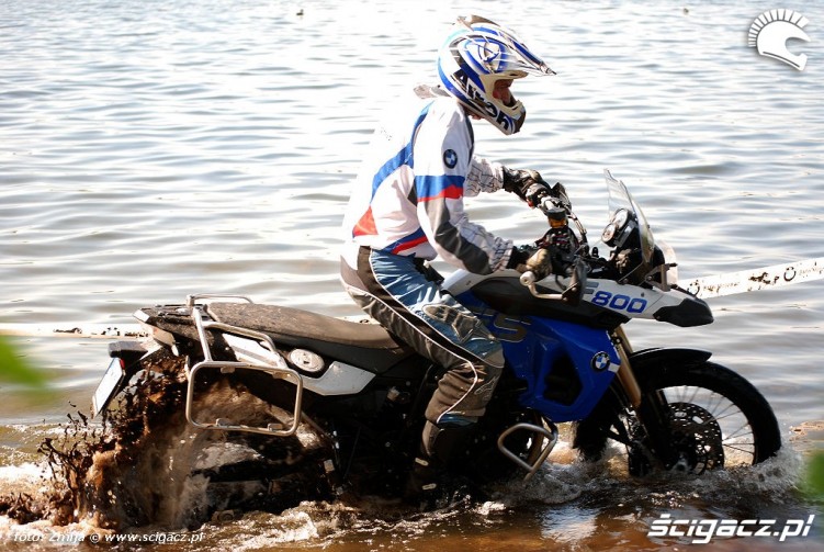 Walka motocyklem w rzece