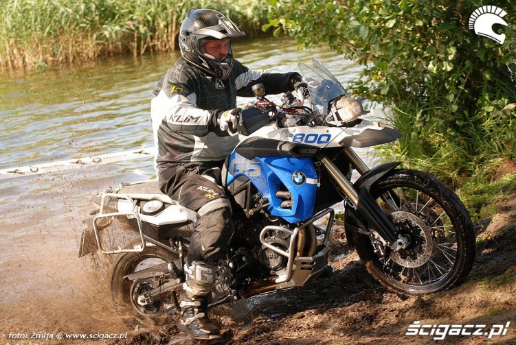 Wyjazd motocyklem z jeziora