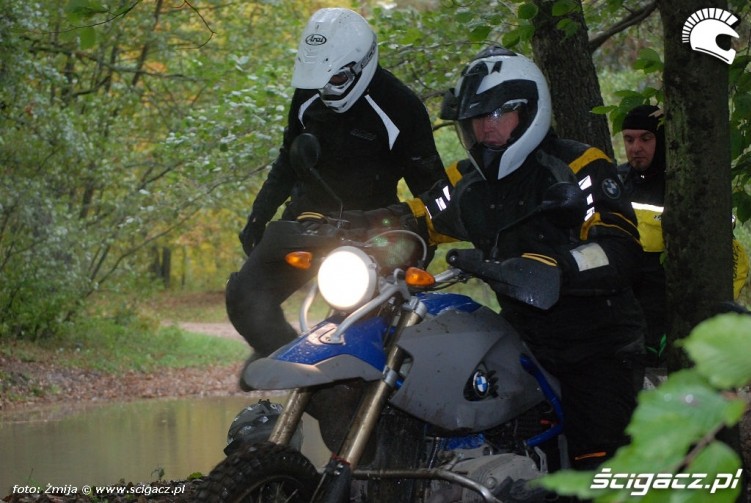 Walka w lesie przeprawa motocyklem