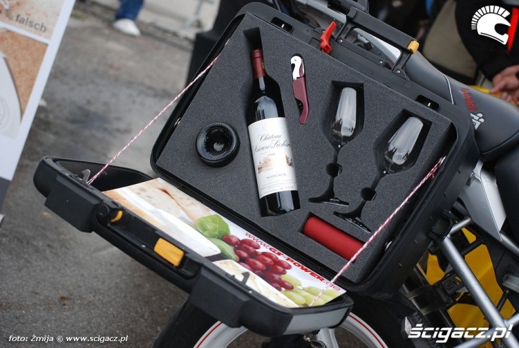 Kufer motocyklowy na wino