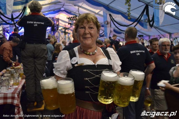 Kobieta z piwami Niemcy