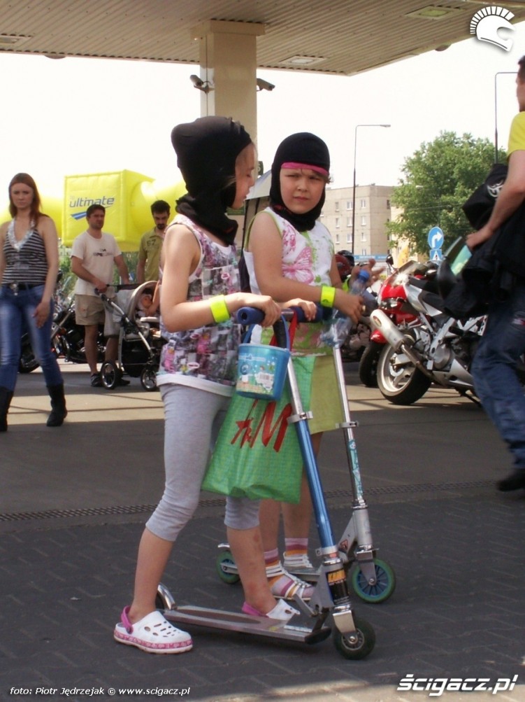 dziewczynki z kominiarkami Gang Hulajnogowy - BP niedziela w Warszawie 2011