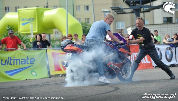 palenie gumy konkurs - Motocyklowa Niedziela na BP w Warszawie 2011