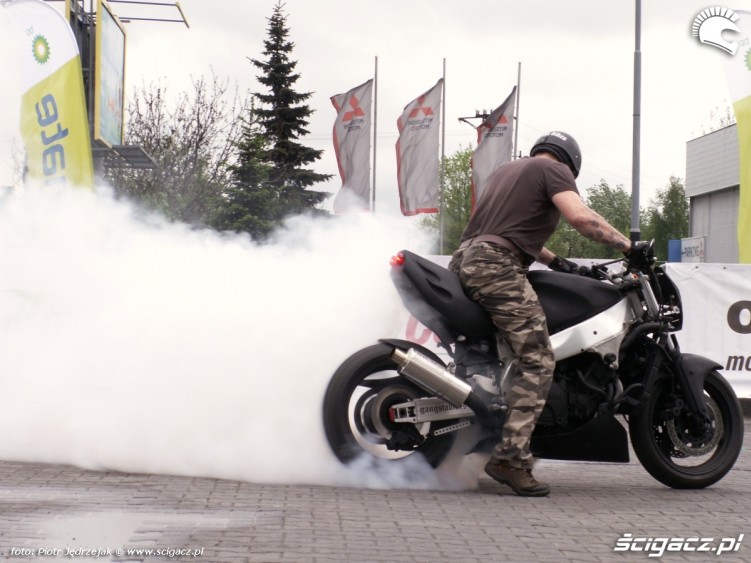 palenie gumy do wystrzalu Lodz 2011 Motocyklowa Niedziela na BP
