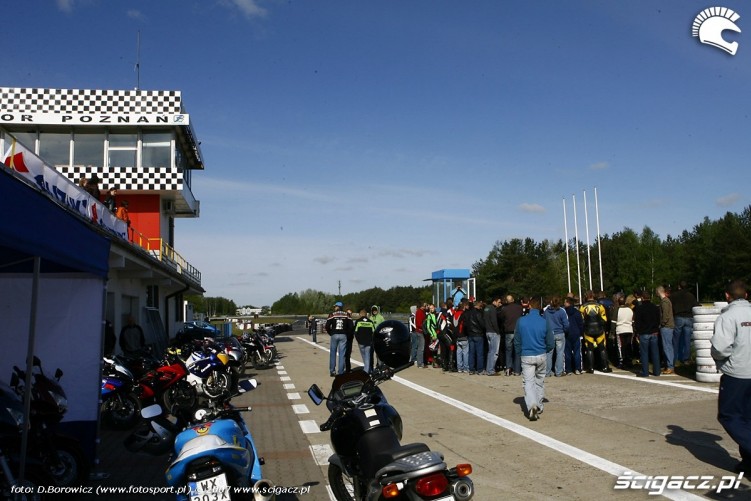 depot dni suzuki poznan 2007 motocyklisci w grupie