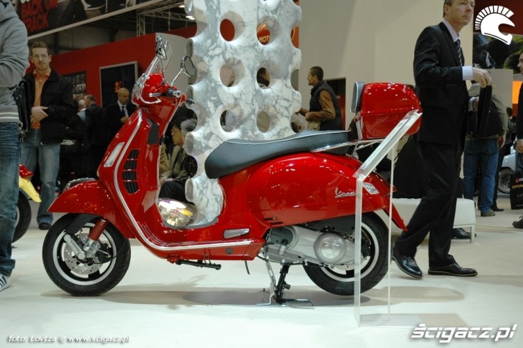 Red scooter EICMA Mediolan 2009