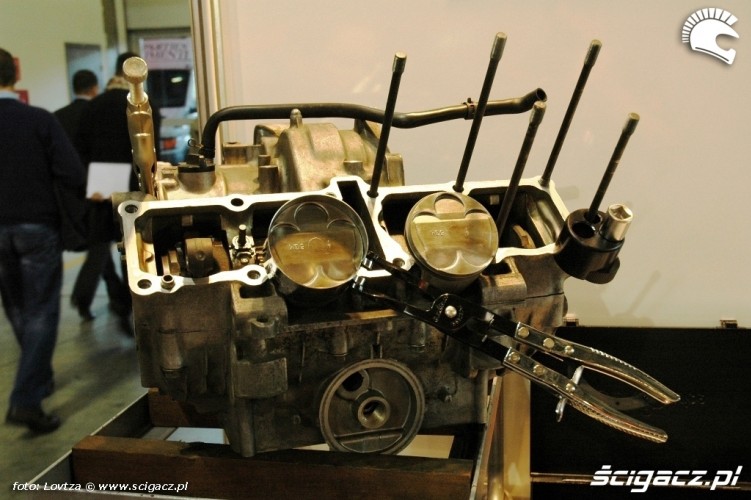 Targi EICMA Mediolan 2009 engine reconstruction