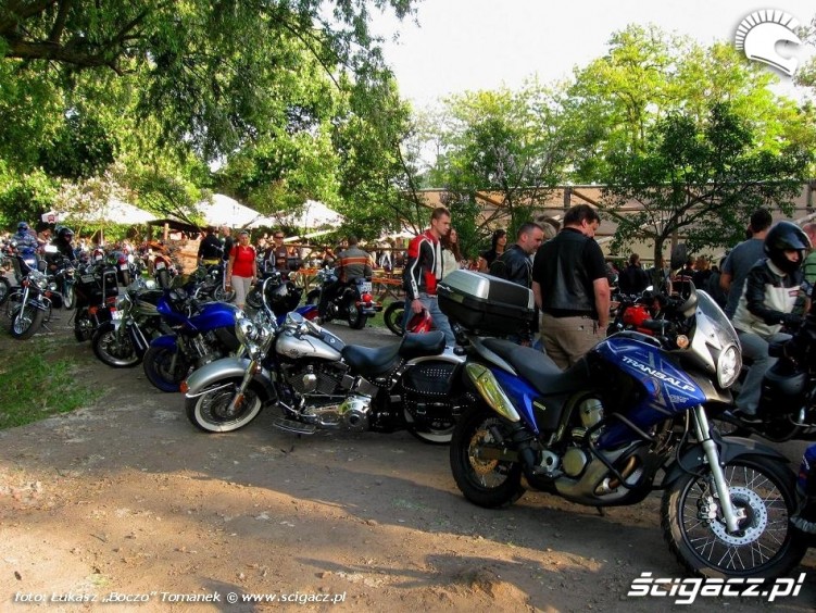 parking motocykli przy zamku